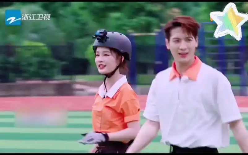 李沁王嘉尔奔跑吧细节扣糖圈地自萌