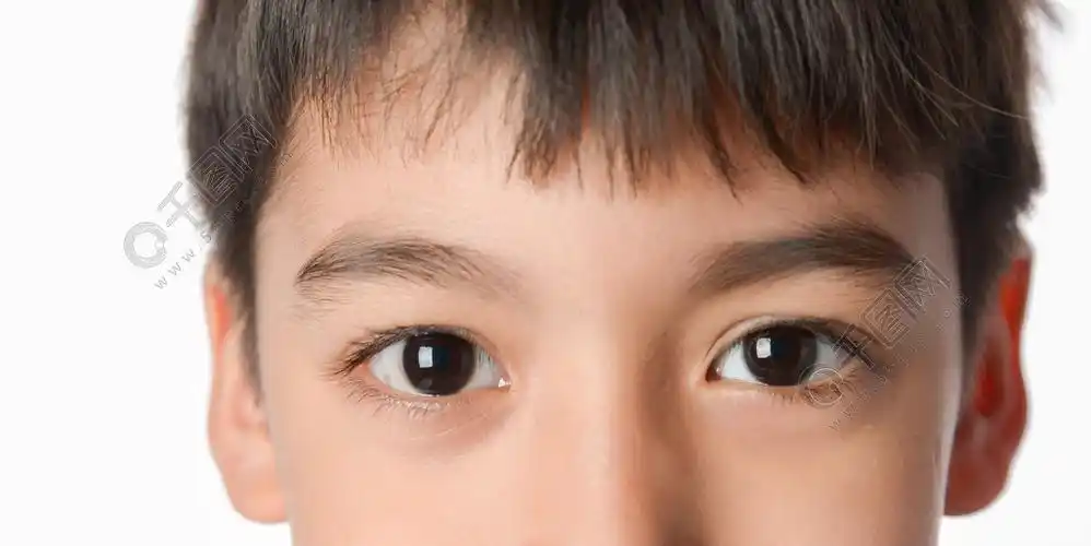 小男孩的眼睛半张脸的特写