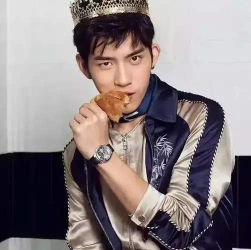 男星们头戴王冠谁最帅?王俊凯简直判若两人!