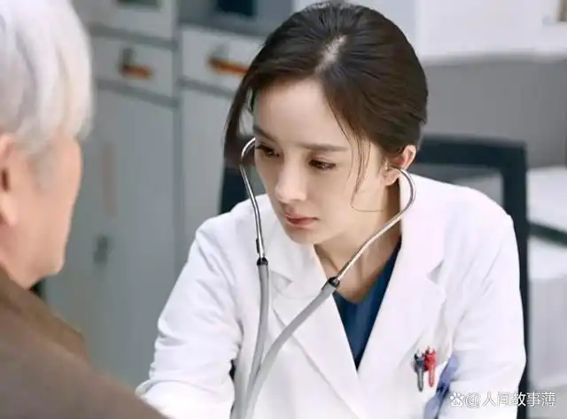 杨幂《谢谢你医生》中的医生造型,温柔且坚定