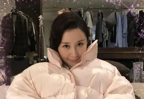 舒畅晒与父母合影照片 看她母亲就知道她有没有整容了