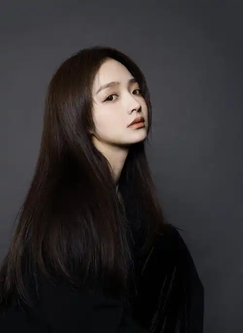 侧颜绝美的女神