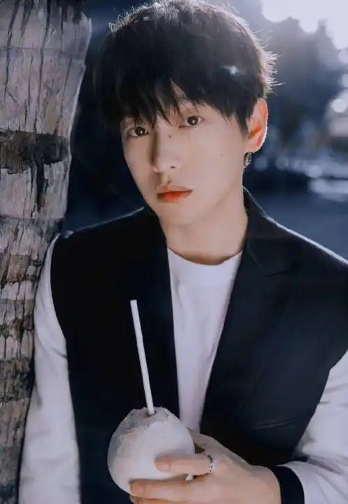 彭昱畅:一个日系感爆棚,毫无包袱真诚又可爱的闪光少年_彭彭_时候