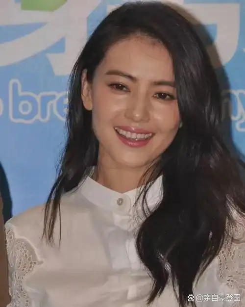高圆圆的优雅在岁月中依旧闪耀,她的肌肤紧致如初