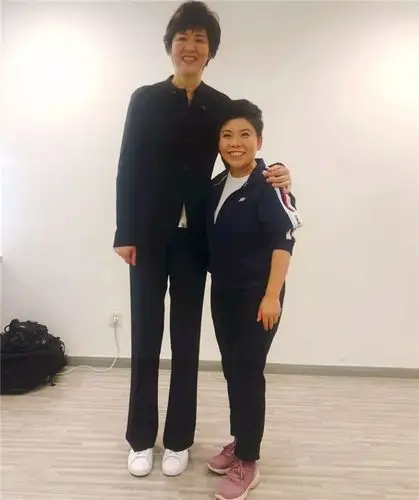 1米55邓亚萍同框1米84郎平!比郎导肩膀还矮:我俩坐着差不多高