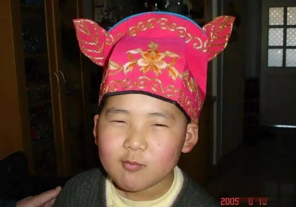 郭麒麟小时候原来是个小胖子,减肥成功后成小帅哥了.