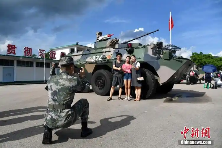 香港市民参观解放军驻港部队新围军营