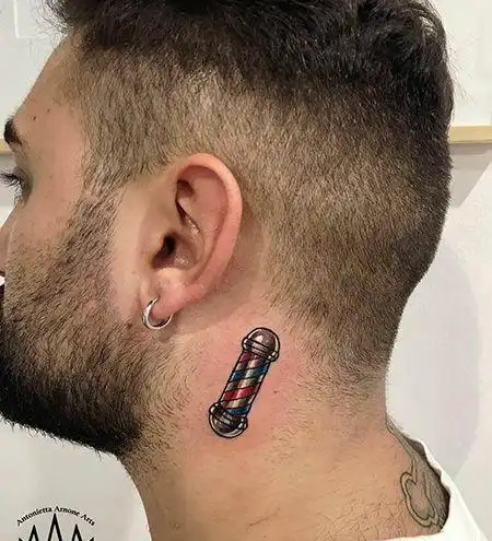 欧美男人颈部小哑铃纹身图案