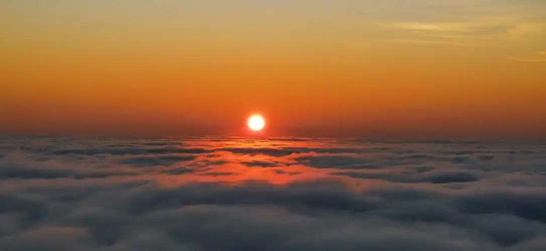 云海涛涛晚霞红