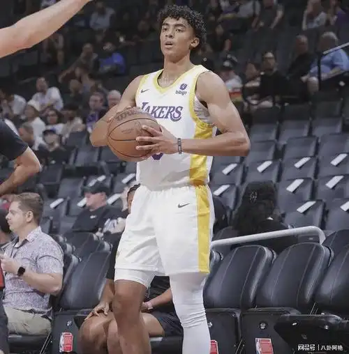 打球的霍华德,还没赚够的考辛斯,32岁的冠军中锋汤普森,还有伊巴卡等