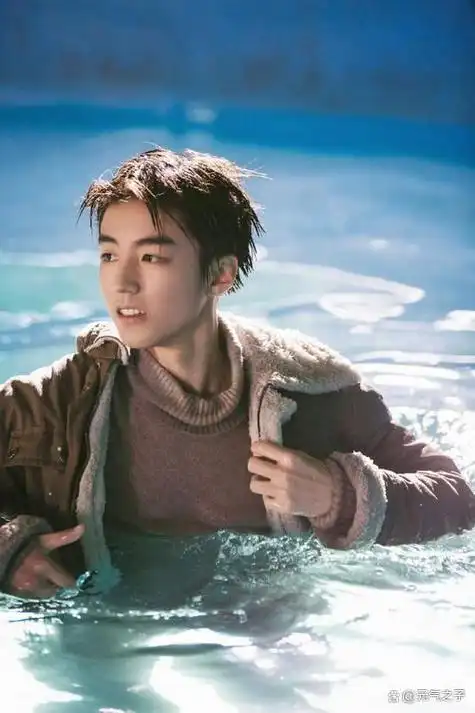 一场泼水游戏,玩嗨的胡歌,黑脸的王俊凯,让我看到了两者的差别