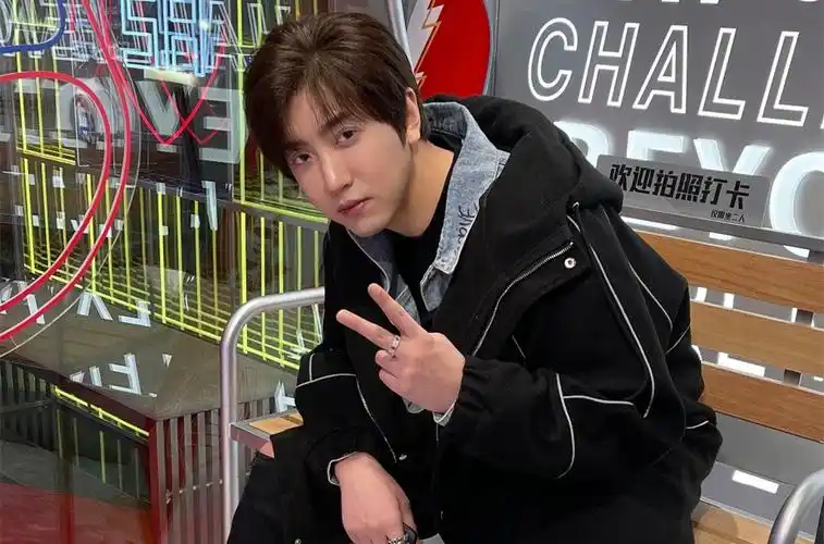 mr白冰在虎牙一夜吸粉15万,请粉丝去外滩吃饭,男女粉丝差点内讧