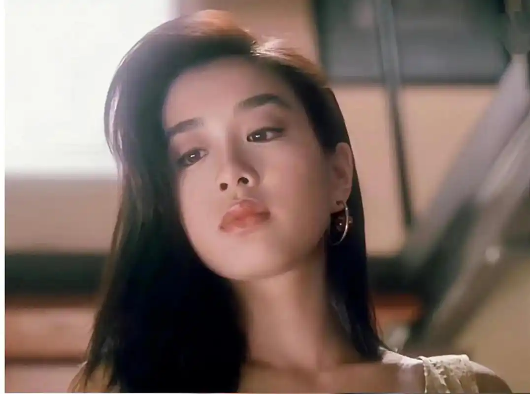 钟丽缇年轻时有多美?她的美清纯又让人欲罢不能,可谓引领了一个时代.