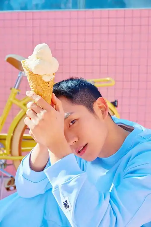 丁海寅拍春季宣传照拿冰淇淋男友风