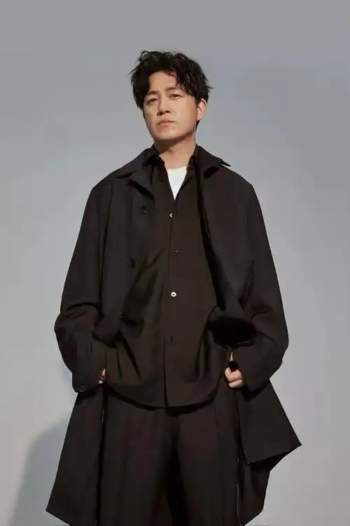 通过大数据甄选辩论话题针锋相对,由潘粤明和张绍刚率军领队,节目汇集