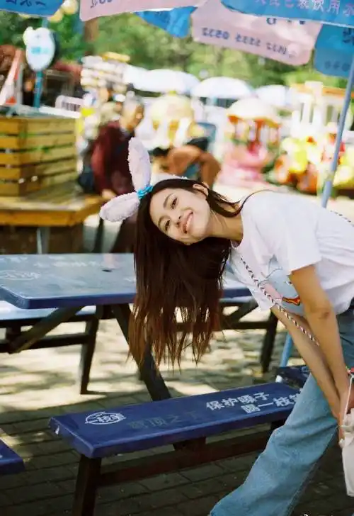 原创谋女郎周晓凡晒火辣美照黑裙大炫牛奶肌完全不逊色刘浩存