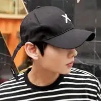 鸭舌帽帅低头男头像_微信头像图片大全