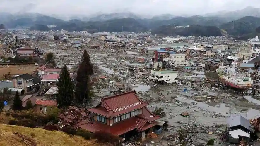 十年前日本9.1级大地震,引起20多米海啸,造成数万人死亡