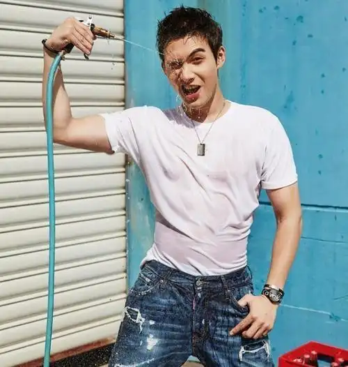 外形,匀称的身材,肌肉线条不时出现,充满阳刚气息,再加上他迷人的眼神