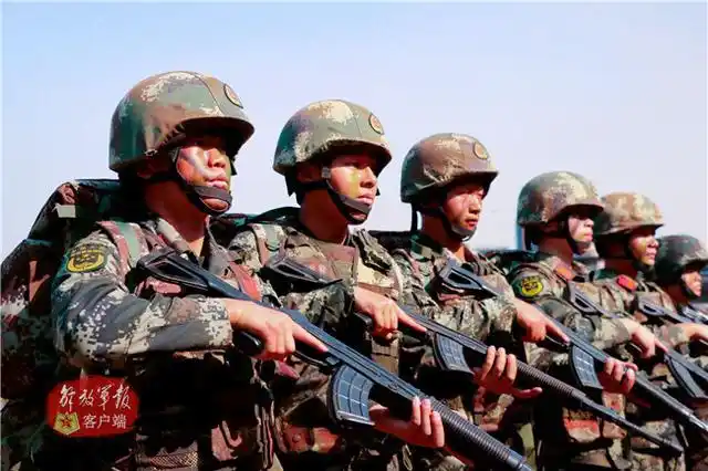 全副武装,紧急集合.江文涛摄