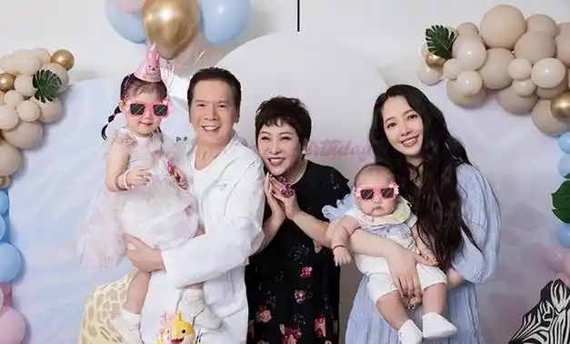 向华强74大寿半港圈撑场刘德华刘嘉玲卖力演唱向太穿裙像公主