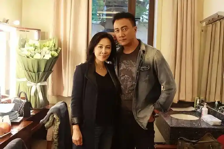 原创著名演员胡军怜香惜玉不过绅士风度守护爱情娇妻才是唯一