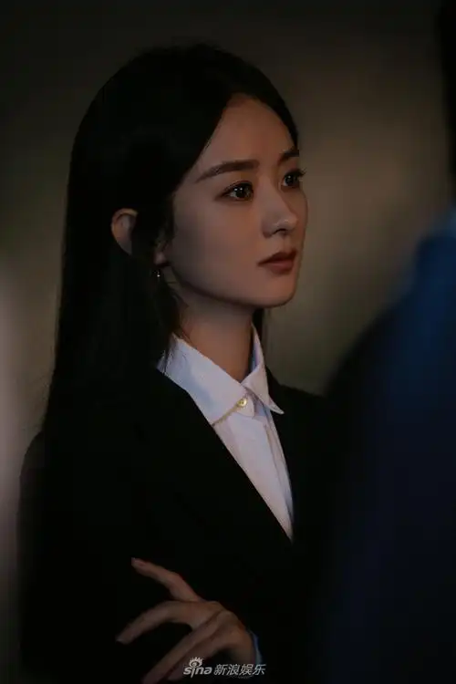 组图:赵丽颖氛围感花絮图神秘带感 黑长直侧颜眼神杀a爆了