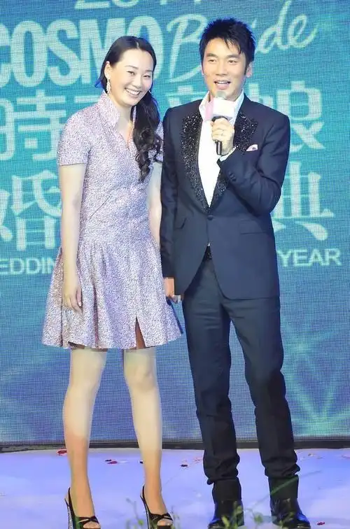 林依轮的妻子挺朴实的穿连衣裙看着身上有点肉但素颜也耐看