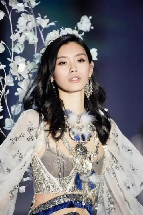 2017上海维密大秀 奚梦瑶中国超模浪漫演绎冬日奇缘!