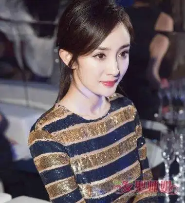 杨幂偏分低扎马尾辫发型