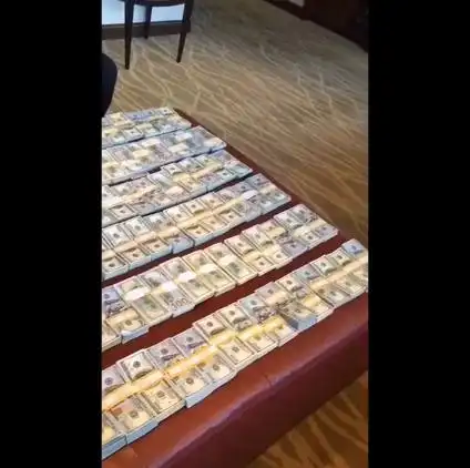 体坛首富高调炫富:钞票铺满床 美女帮洗澡