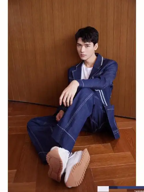 龚俊白色运动鞋白袜