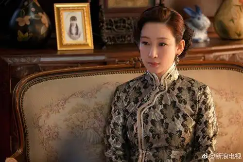 《红高粱》里端庄的举止和寡淡的眼神,@秦海璐 将封建教条下束缚的