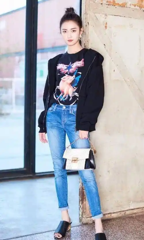 陈钰琪这次的牛仔裤被她挽起了裤脚,而配上脚上纯黑色的拖鞋刚刚好,不