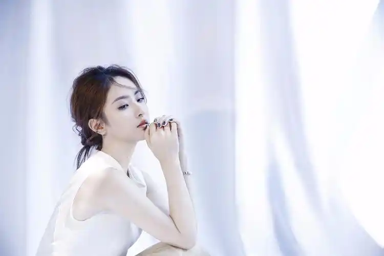 赖雨濛最新写真曝光 淡淡甜笑展现清新自然气质
