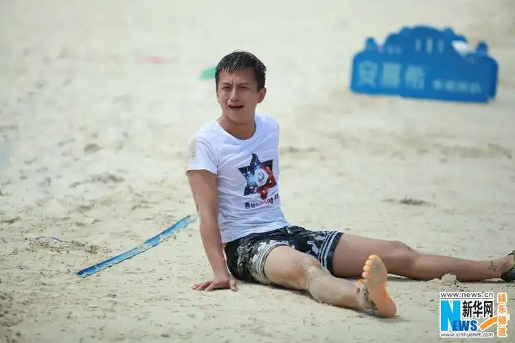 《跑男2》收官结局难料 邓超赤脚坐沙滩撒娇
