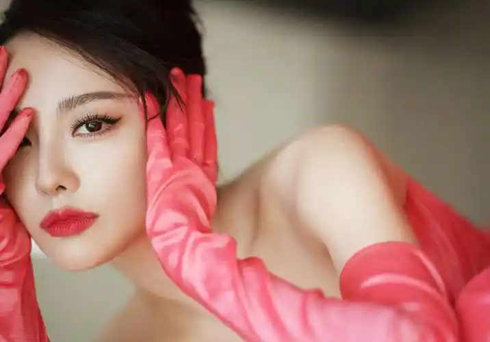 张嘉倪红色抹胸连衣裙优雅时尚写真_造型_整体_大气