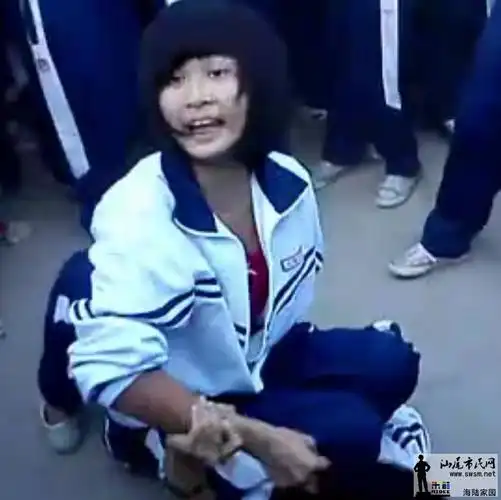 梅陇中学女生打架!这个女的好能打啊!