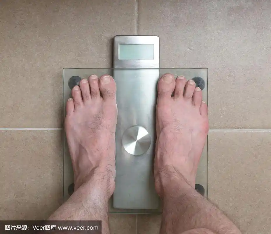人的脚在体重秤上