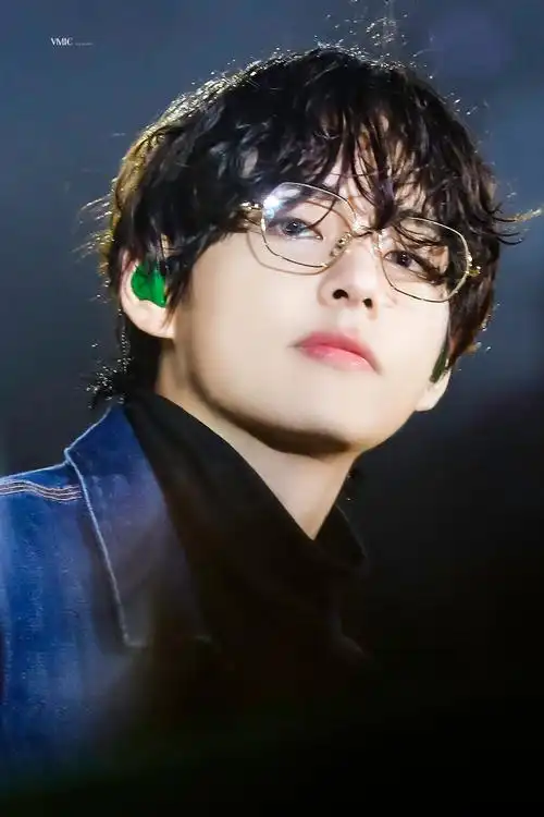 金泰亨#看看泰亨的照片洗洗眼睛这天的眼镜配湿发牛仔衣和高领真的很