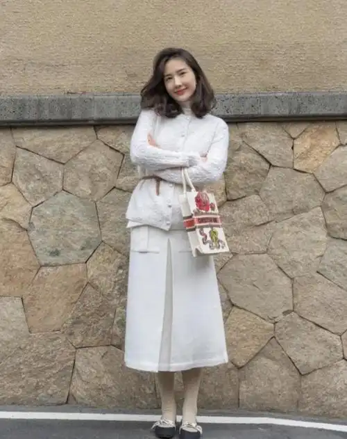 张大奕偷删和蒋凡恩爱照后董花花换新发型摘婚戒努力拼事业