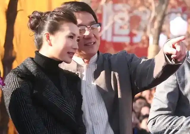 陈好一家五口中秋吃家宴,俩女儿身高已超妈妈肩膀,儿子身材敦实