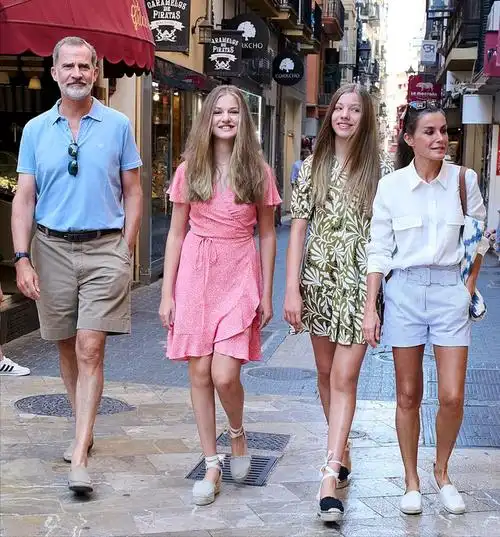 两个公主真是肉眼可见的长大了很多,姐妹花在假期的造型也是丰富多彩