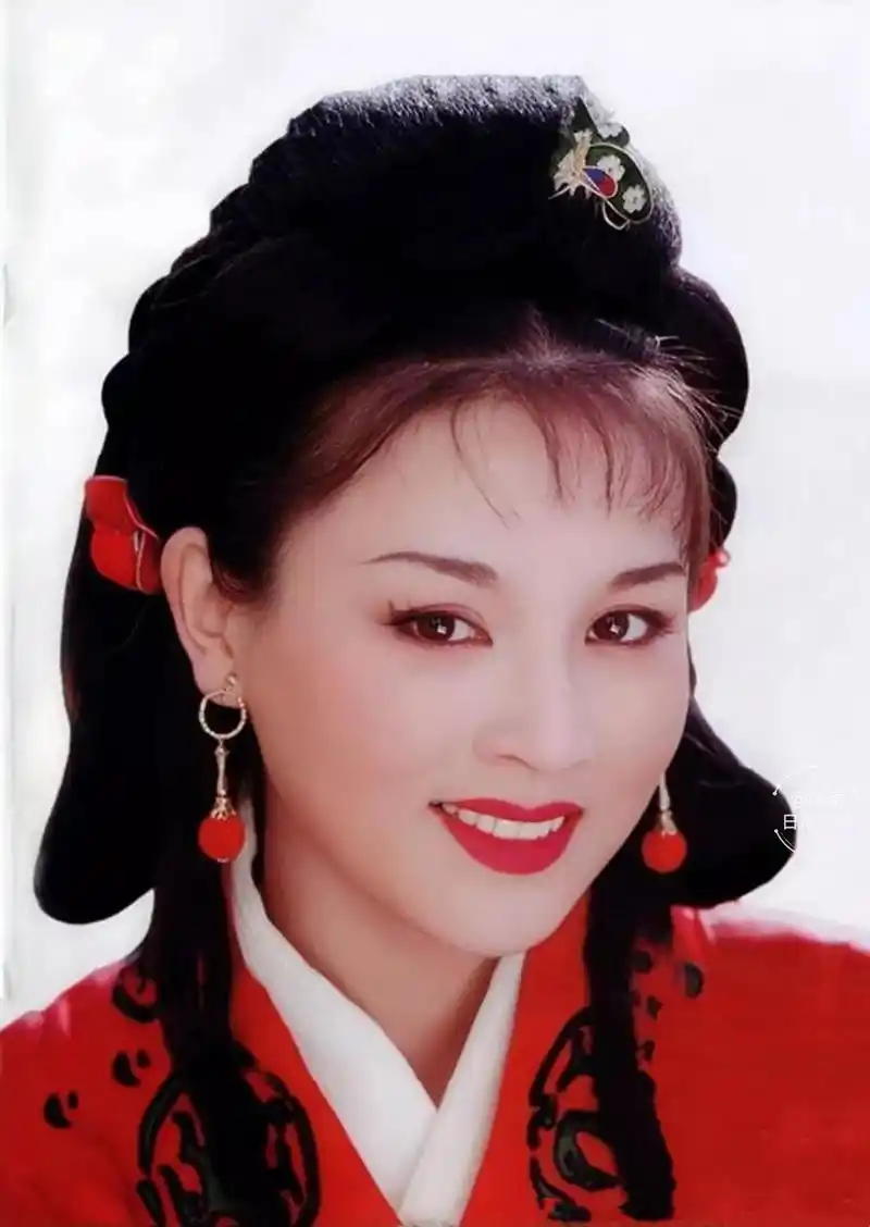 回顾演员赵明明嫁给英宁离婚那天抱着女儿大哭54岁依旧单身