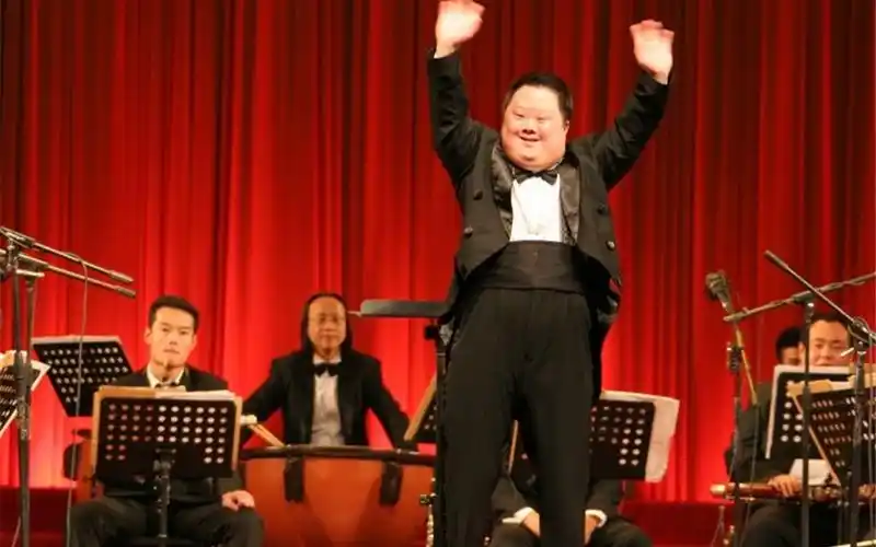 智障天才指挥家舟舟风光逝去,所谓的天才,是"最大的笑话"?
