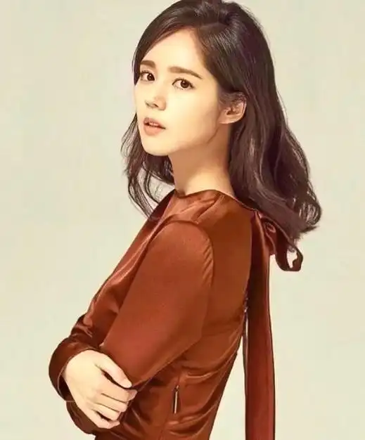 在这个熙熙攘攘的娱乐圈里,有一位曾经风光无限的明星,名叫韩佳人.