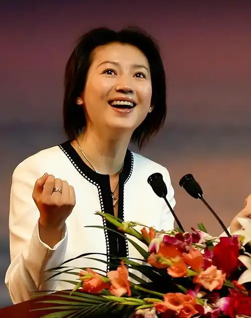 央视主持王小丫经历两次婚姻却膝下无子如今56岁过成怎样