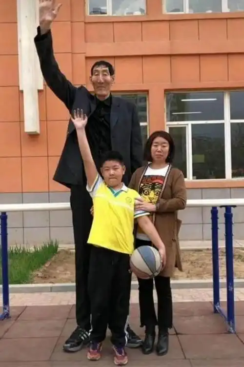 中国第一巨人鲍喜顺,不听医生忠告生子,儿子身高或超姚明