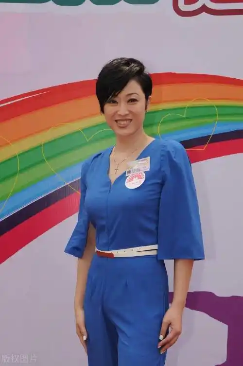 54岁陈法蓉风情不减穿金色蕾丝裙细腻修身佩戴钻石项链更闪耀