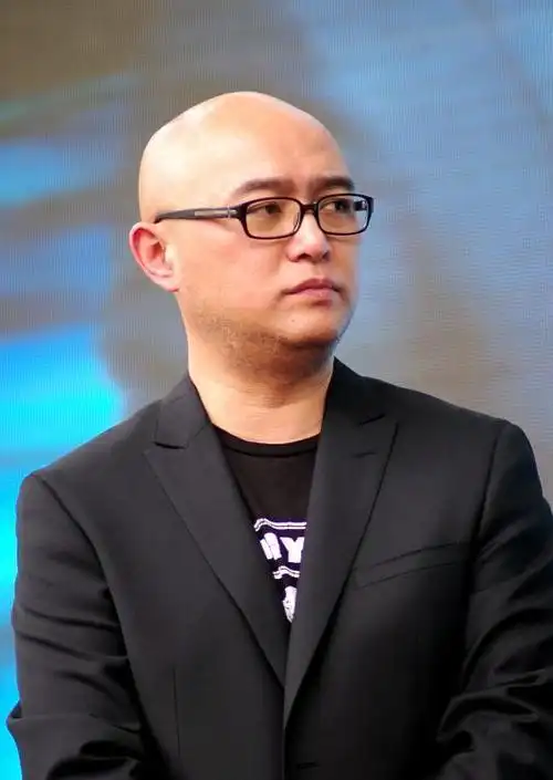 孟非年轻时旧照曝光,头发浓密气质不凡,网友:论头发的重要性